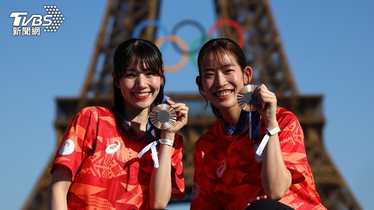 志田千陽(圖左)與搭檔松山奈未(圖右)一同拿下羽球女雙銅牌。(圖/達志影像路透社)
