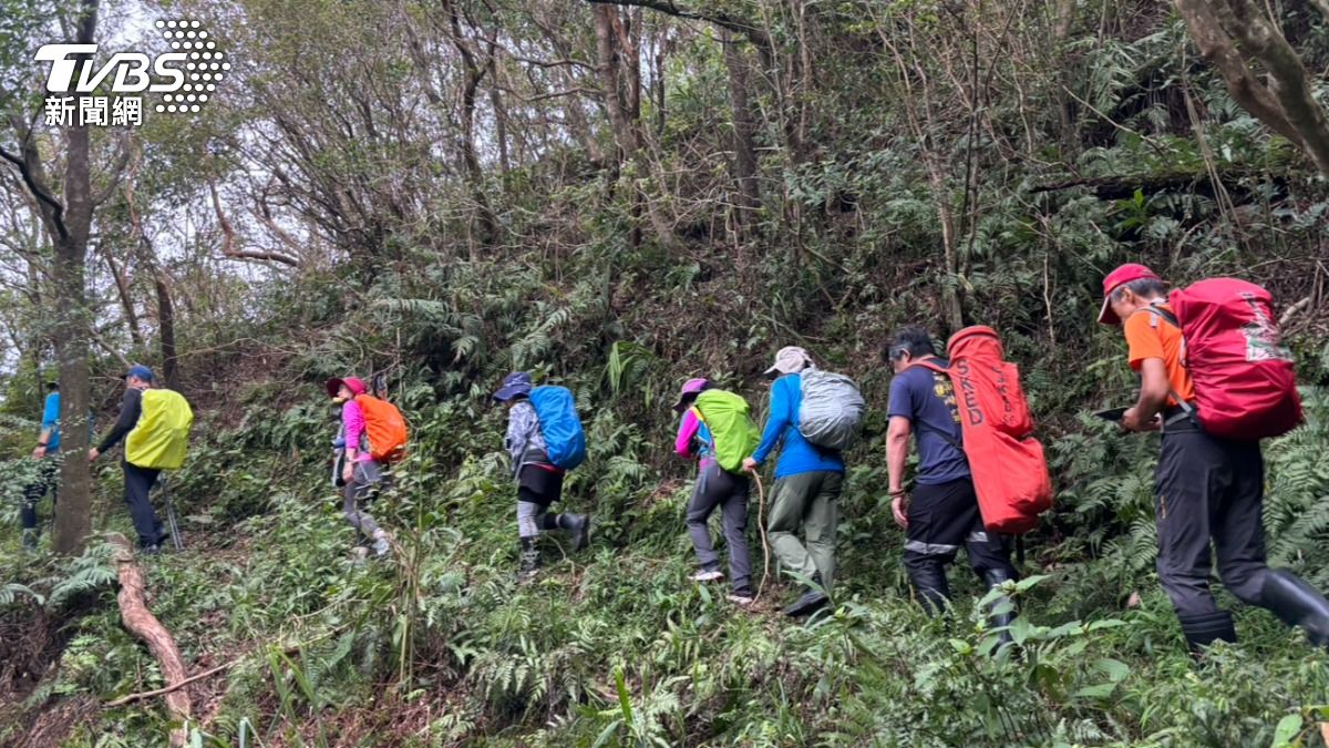 警消人員上山協助登山隊人員下山就醫。(圖/TVBS)