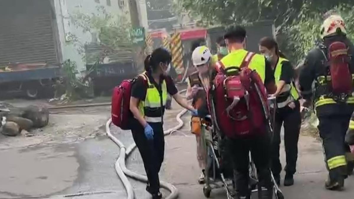 警消救出一對母女,其中媽媽有輕微燒燙傷送醫治療。(圖/民眾提供)