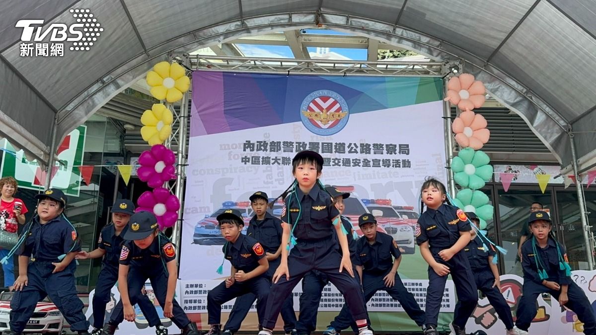 國道警方辦理交通安全及反詐宣導。（圖／TVBS）