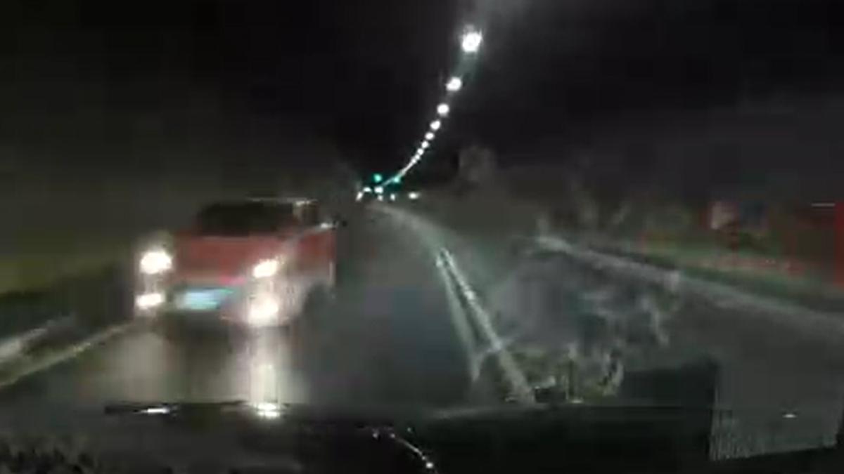 駕駛遇到逆向嚇壞急閃。（圖／翻攝自網路）