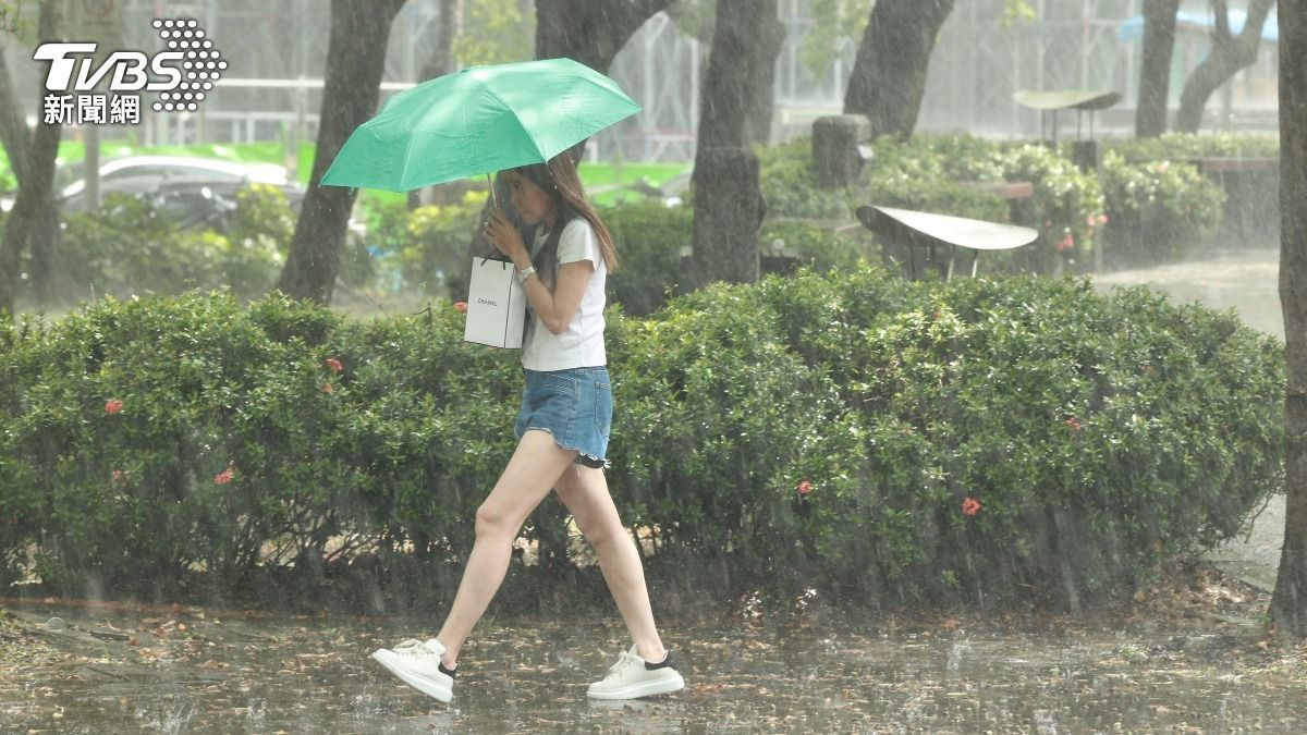 天氣/颱風沒來「大雷雨突襲」!連下7天紅爆 2地雨最猛狂灌