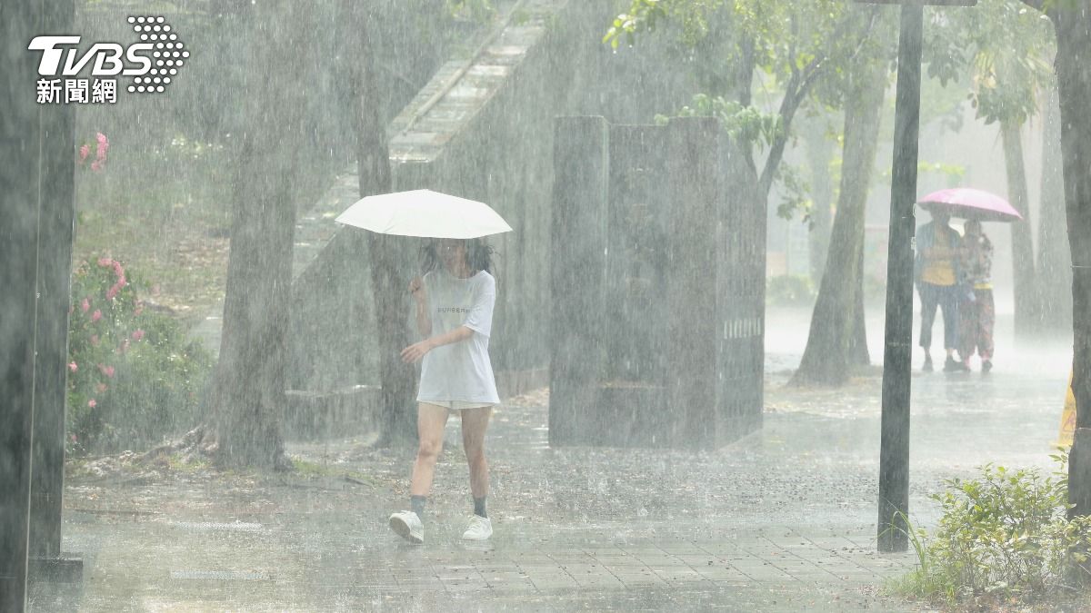 天氣/明雷雨繼續下!熱帶低壓北上成「準颱風」 對台影響曝光