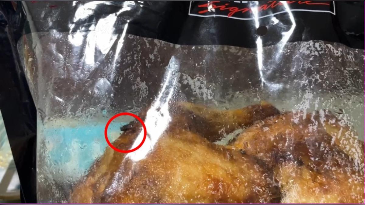 蒼蠅在雞腿上搓手搓腳。(圖/台中市議員吳呈賢提供)