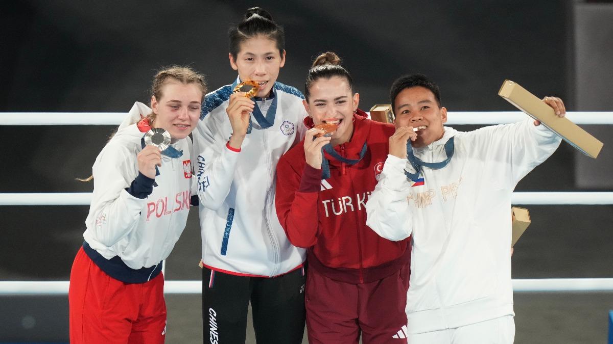 女子拳擊57公斤級銀牌Julia Szeremeta（左起）、金牌林郁婷、銅牌Esra Yildiz、Nesthy Petecio在頒獎台合影。（圖／中華奧會提供）