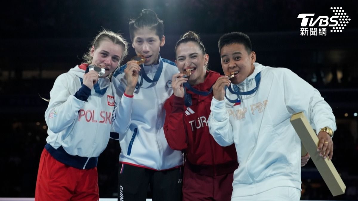 4位奪牌選手一起在頒獎台上開心咬獎牌。(圖/達志影像美聯社)