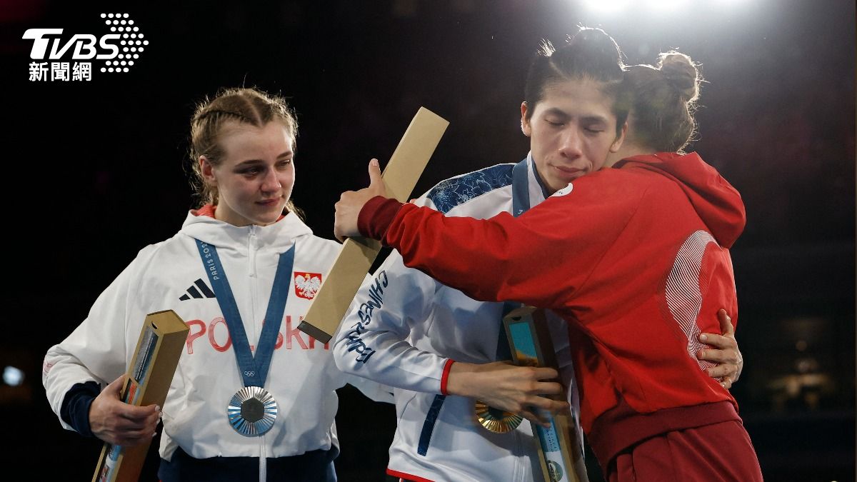曾在四強戰比「X」的土耳其選手在頒獎時主動向林郁婷示好送抱。(圖/達志影像路透社)