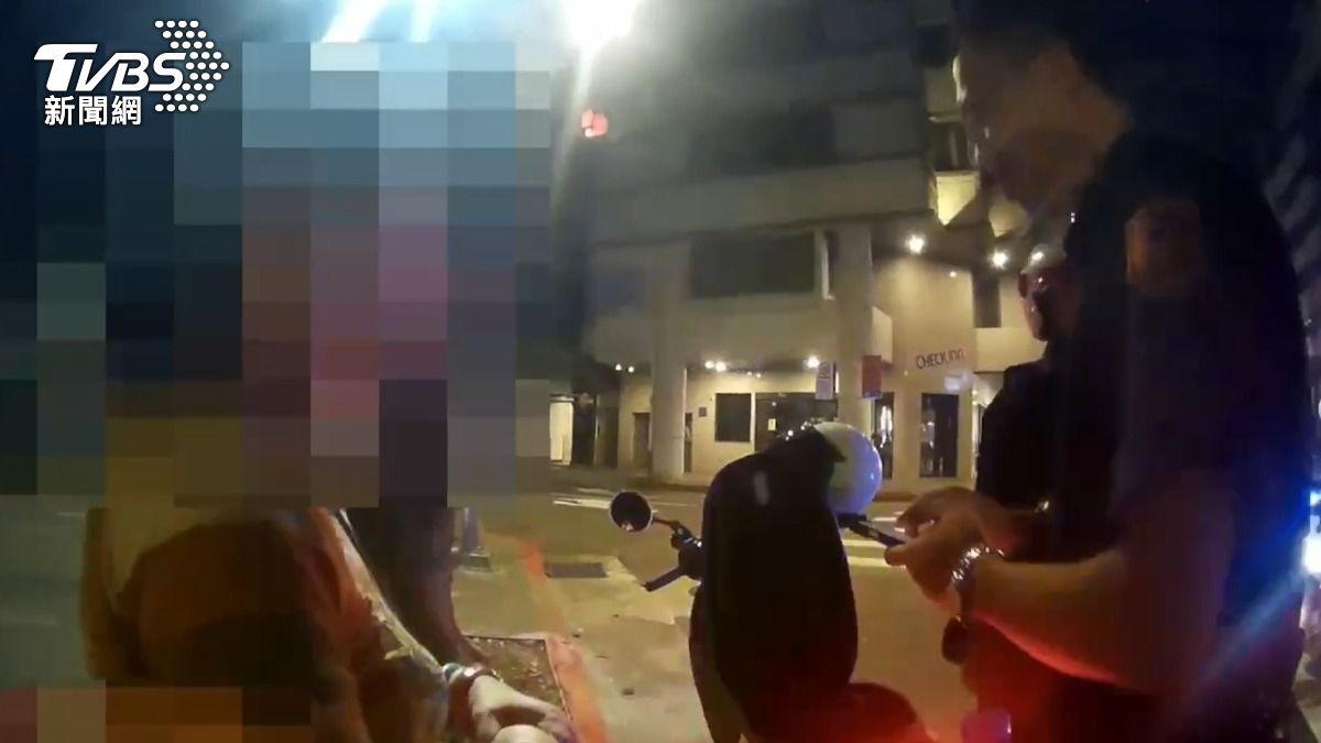 姚姓通緝犯闖紅燈穿越馬路,當場被警員攔查逮捕。(圖/TVBS)