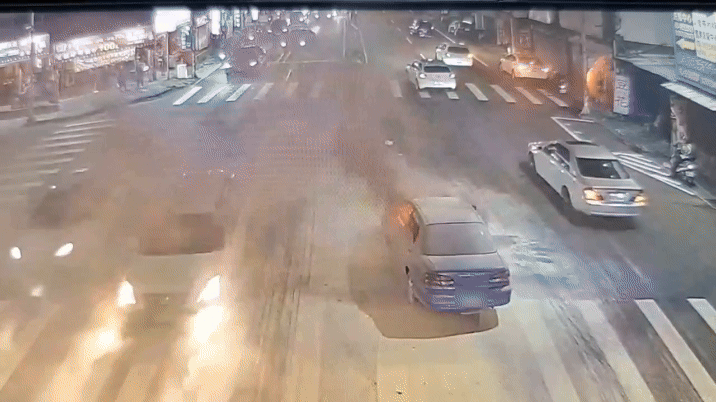 桃園老車陷入火海。(圖/TVBS)