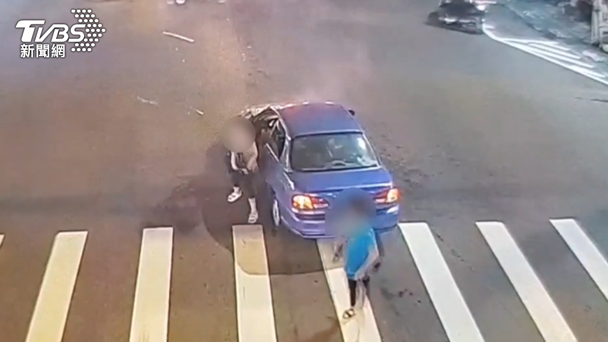 20年老車燒成火球,2人急逃命。(圖/TVBS)