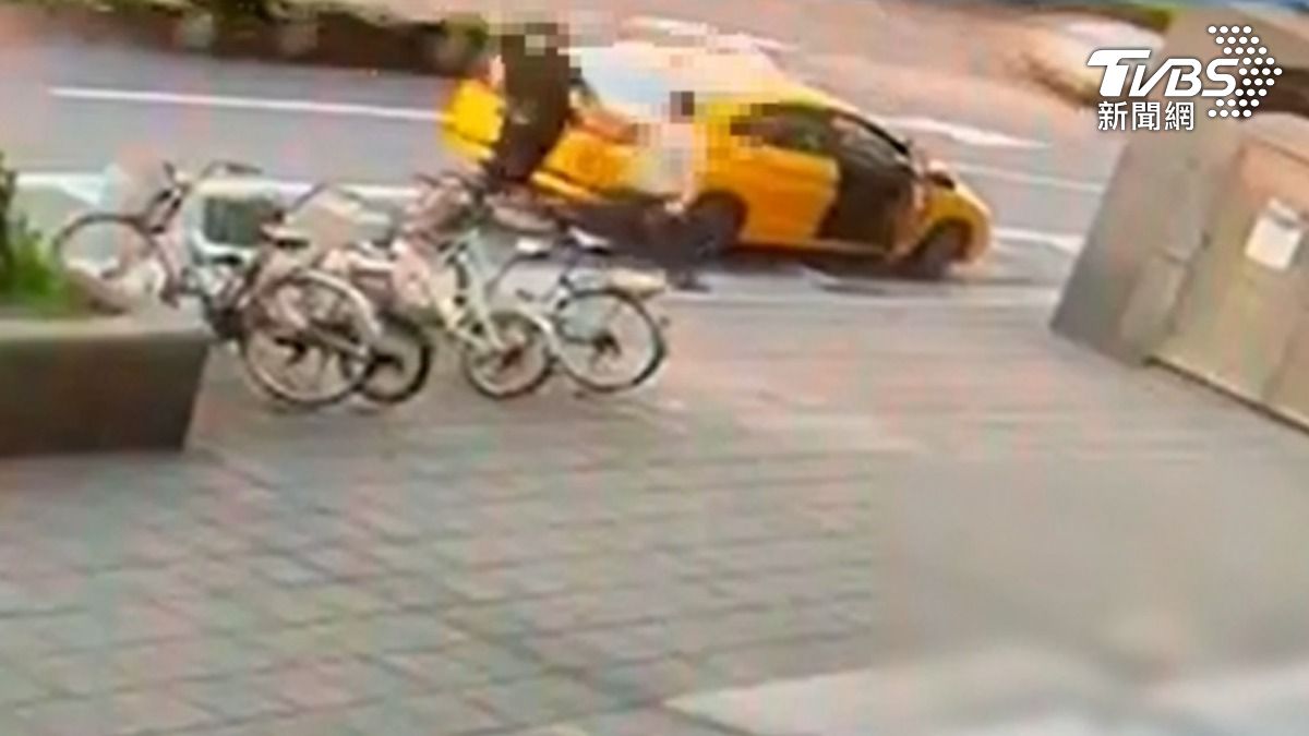 「拒載請下車」乘客怒甩車門 小黃司機氣炸持刀砍人