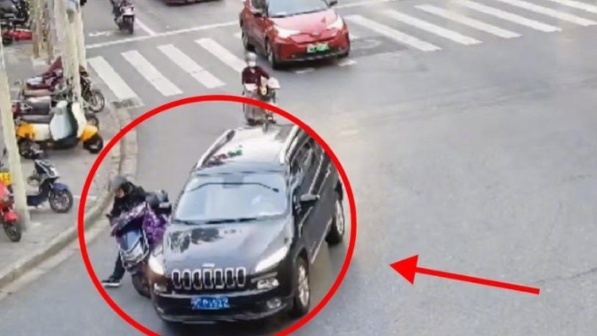 陸男一年被右轉車撞40次! 警抓包「碰瓷」下場慘了