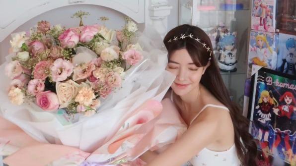唐禹哲送未婚妻蘇小軒玫瑰花。（圖／翻攝蘇小軒小紅書）