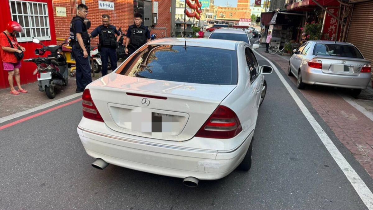 新北市一名男子冒用假車牌上路,被警方「AI巡防系統」查獲。(圖/翻攝自記者爆料網)