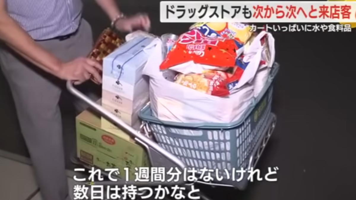 民眾先把一週份的糧食和水買起來。(圖/翻攝自FNN)