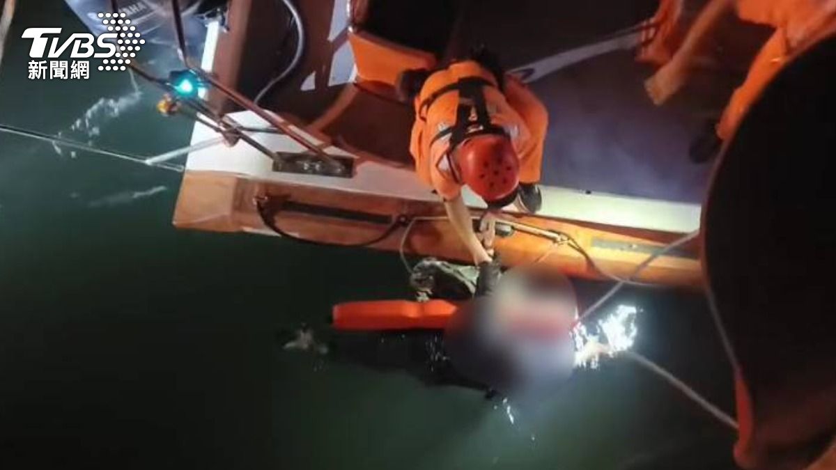 有片/梧棲漁港驚魂!女墜海「漂冰冷水中」 海巡救援畫面曝