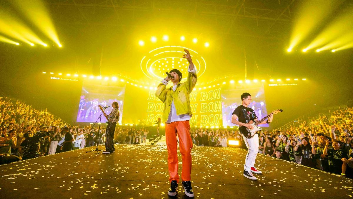 宇宙人唱一半!金曲歌后突現身合唱 驚喜加碼老婆懷孕了