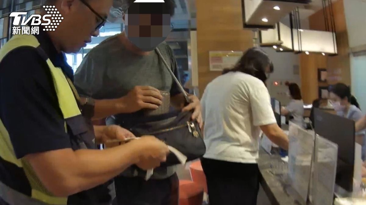 永康分局復興派出所員警獲報後，立即協助開道護送夫妻兩人前往婦產科醫院。（圖／TVBS）