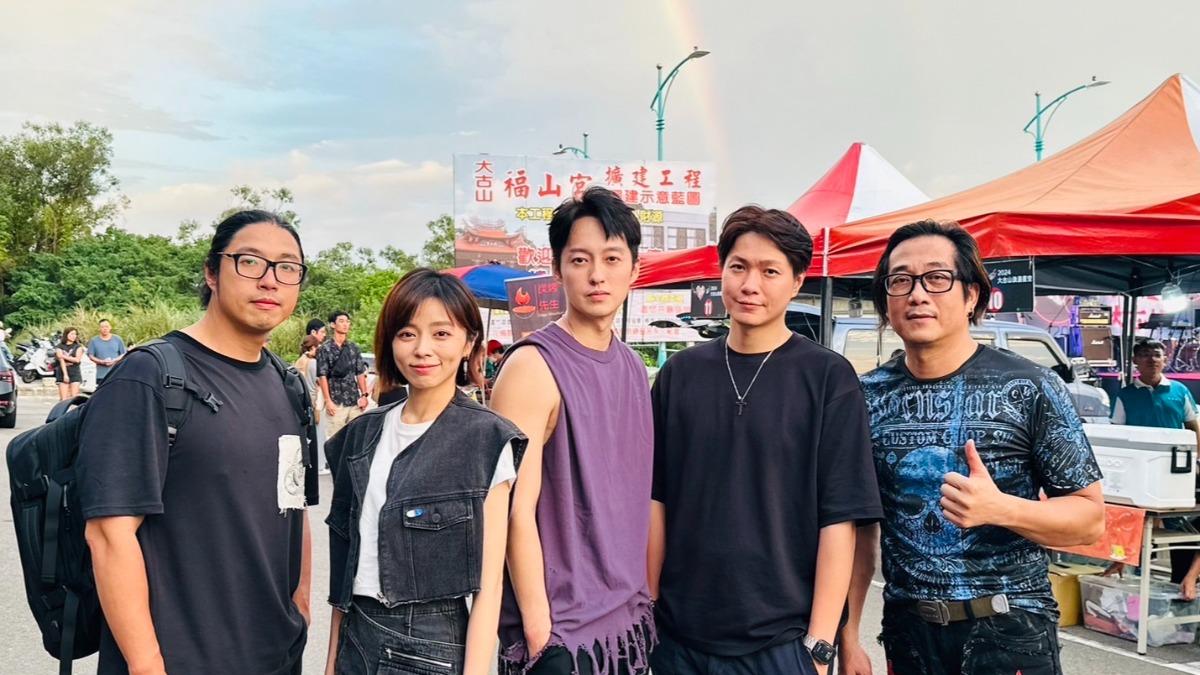 小頭(左起)、王瞳、于浩威、黃少谷、阿修羅開心跟彩虹合影。(圖/民視提供)