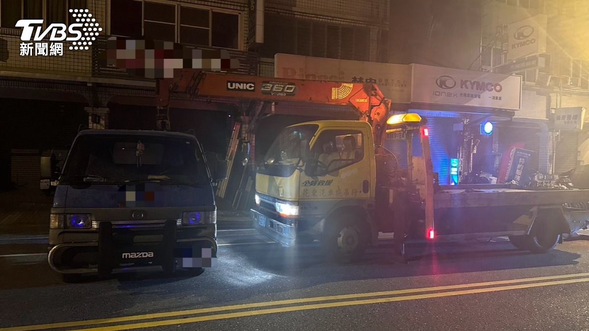 警方聯絡拖吊車,將貨車拖回到店家騎樓。(圖/TVBS)
