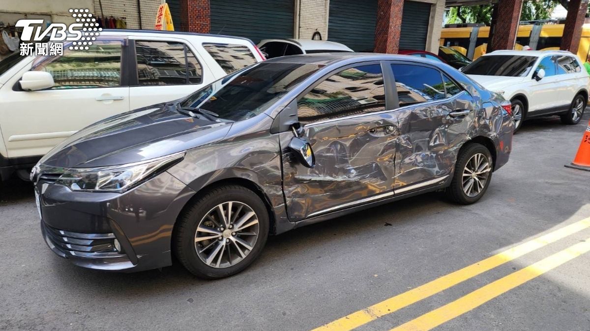 高雄輕軌又出事！三寶男違規左轉「撞列車頭」　車門皺成爛紙