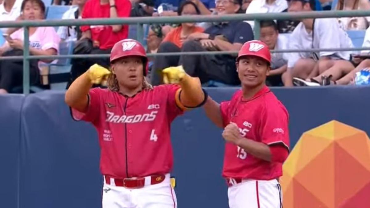 一壘上的吉力吉撈.鞏冠(左)比出挑戰動作。(圖/翻攝自YT@CPBL)