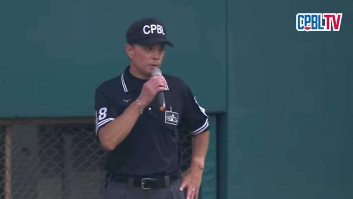 本戰二壘審紀華文說明改判事由,現場一陣譁然。(圖/翻攝自YT@CPBL)