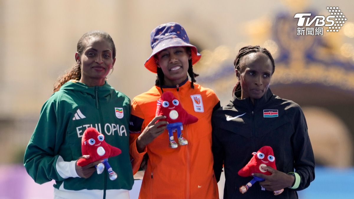 金牌荷蘭女將哈桑(Sifan Hassan)、銀牌衣索比亞選手艾西法(Tigst Assefa)、銅牌肯亞的選手奧比里(Hellen Obiri)。 ( 圖/達志影像美聯社)