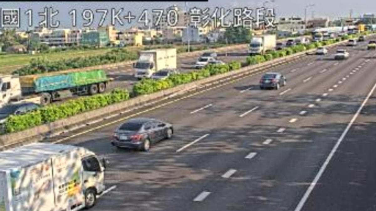 國1今晨傳意外!聯結車「火燒車」占外車道 緊急處理中