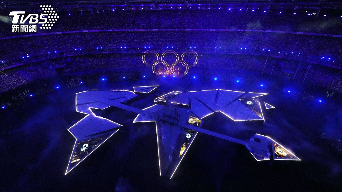 象徵五大洲奧運精神的奧運五環從地面升到天空。(圖/達志影像路透社)