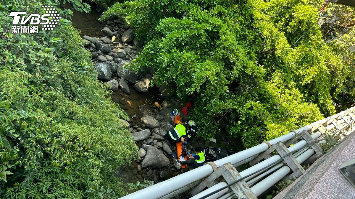王少自摔後噴飛摔下山谷。(圖/TVBS)