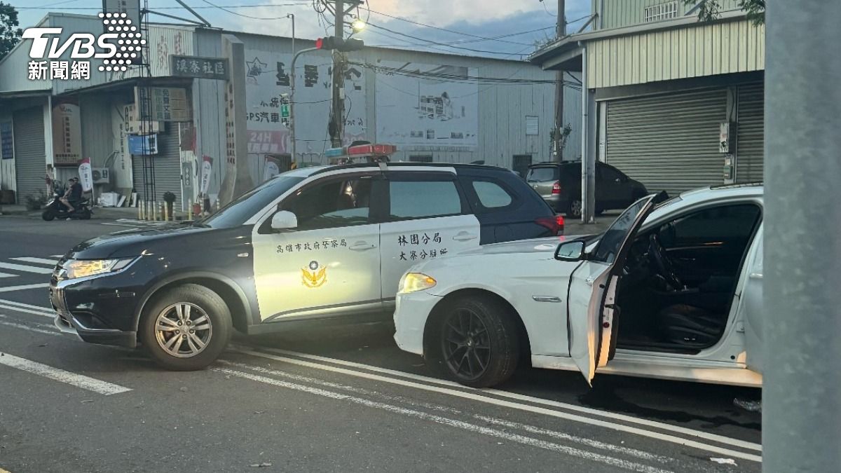 員警神預判以警車擋住試圖逃逸的BMW,還成功捕獲了毒駕男。(圖/TVBS)