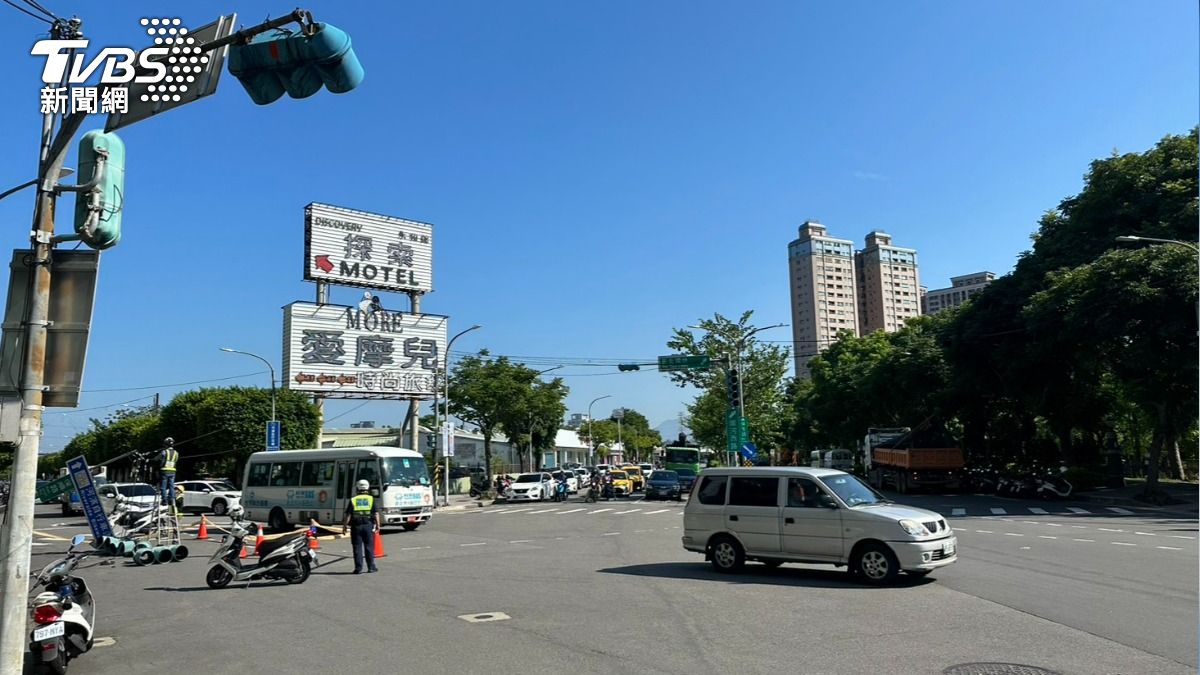 砂石車防塵蓋勾斷號誌桿，警方在現場交通管制。（圖／TVBS）