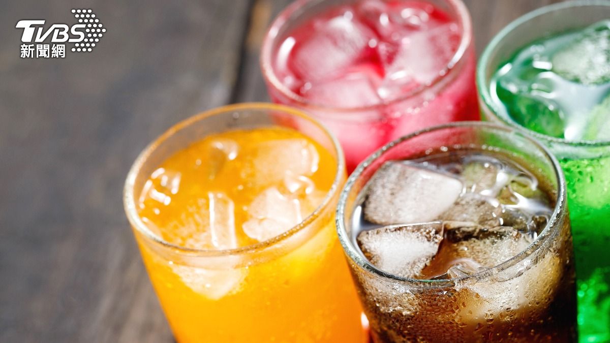 夏天汽水喝不停!醫曝「3習慣」最傷牙齒:嚴重恐裂掉