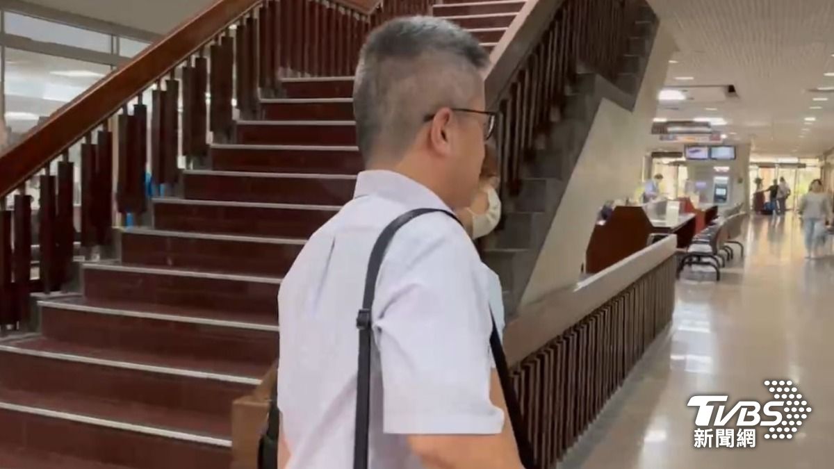 丁姓館長不發一語。（圖／TVBS資料畫面）