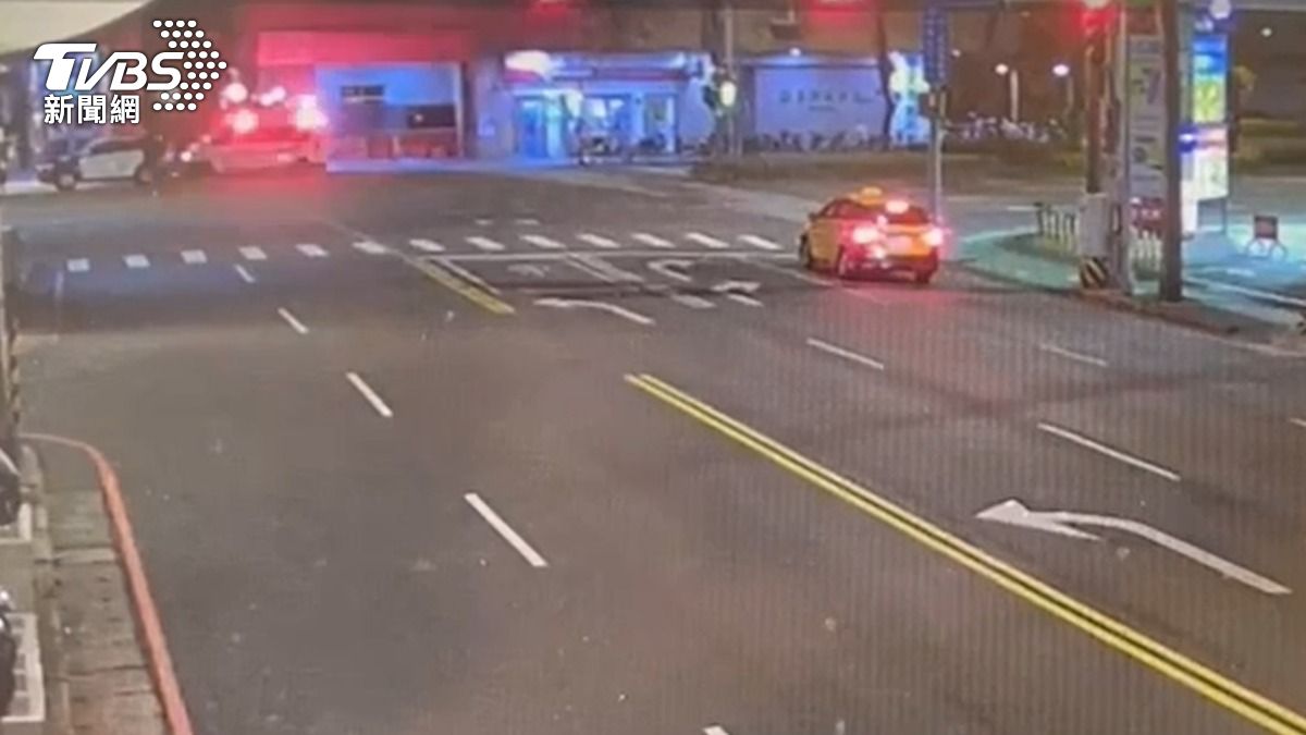 新店某社區發生暴力事件，轄區警方及救護車獲報前往處理。（圖／TVBS）