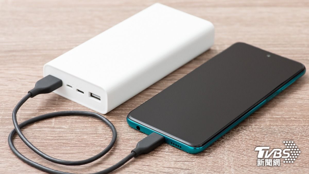 日媒透露「行動電源」超重要。(圖／達志影像Shutterstock)