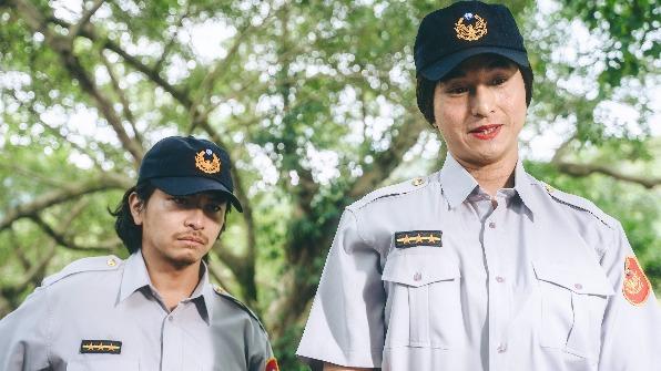 王少偉再扮女警自封「無死角美女」。(圖/公視提供)
