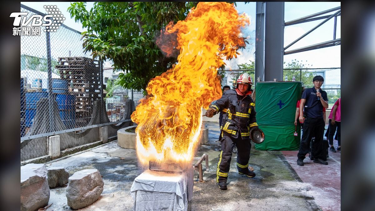 油鍋炸裂! 台中暑期消防營隊 警消示範「用水滅火多危險」