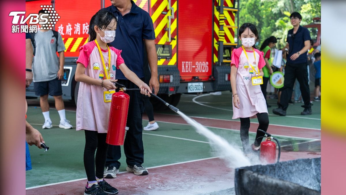 台中暑期消防營隊,學童分組闖關,射水演習、急救訓練和防火宣導
