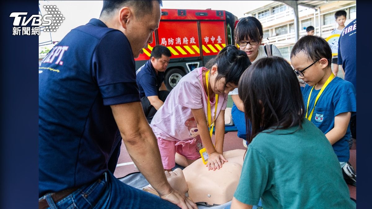 台中暑期消防營隊學童在消防員指導下,學習心肺復甦術