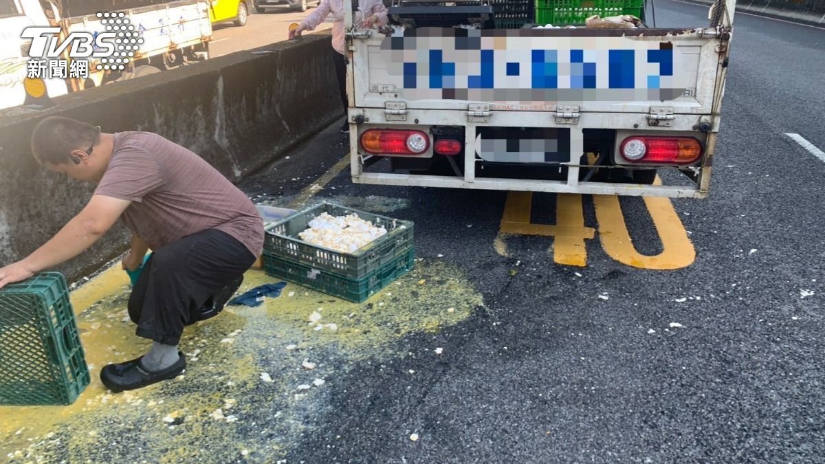 載運雞蛋的貨架掉落,馬路上滿是蛋液。(圖/TVBS)