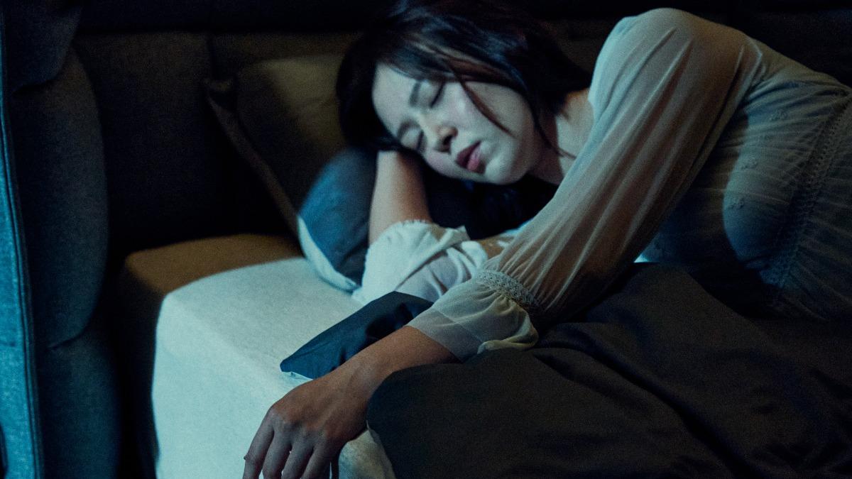 劉品言穿薄紗遭男星伸舌狂舔 半夜「藏在床底偷襲」畫面發毛