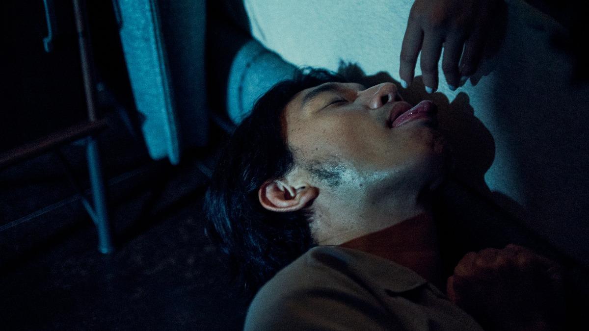 曾少宗扮狗偷舔劉品言。(圖/CATCHPLAY+提供)