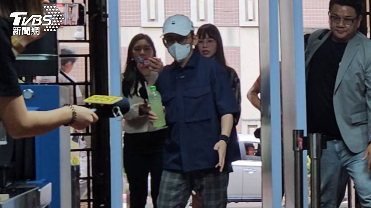 私藏48部未成年偷拍性影像 黃子佼「同套衣服」出庭否認犯罪
