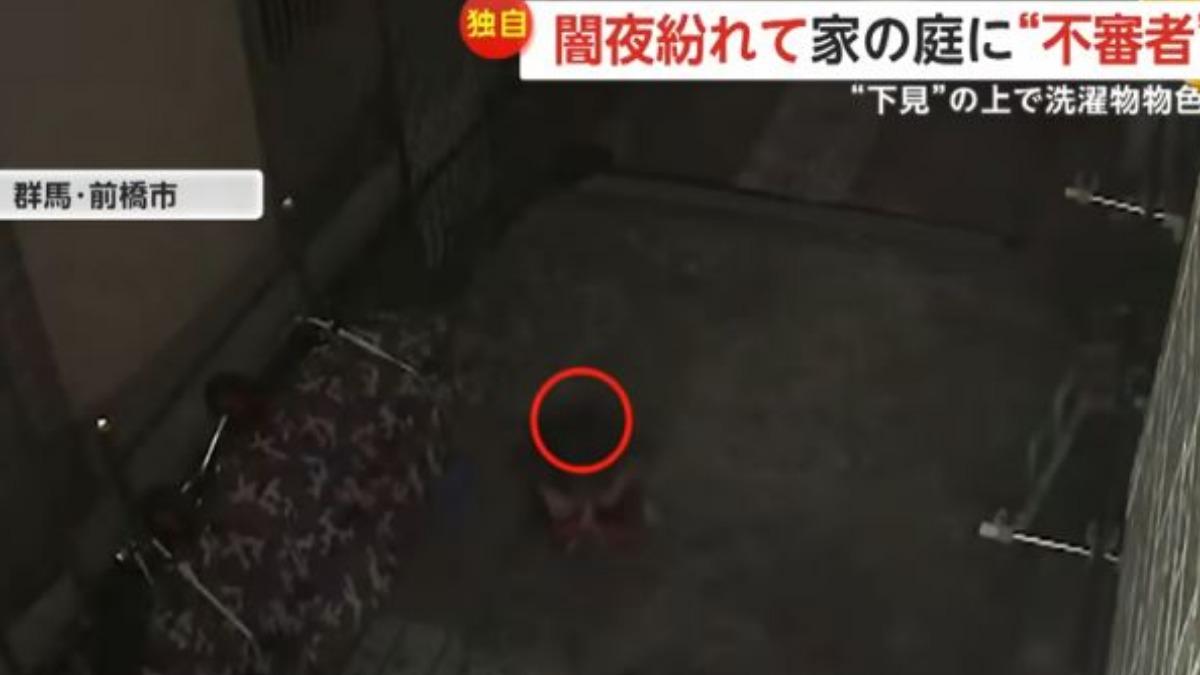 可疑男子首次闖入女屋主院子時,甚麼都沒做僅蹲著就離開。(圖/擷取自富士新聞網)