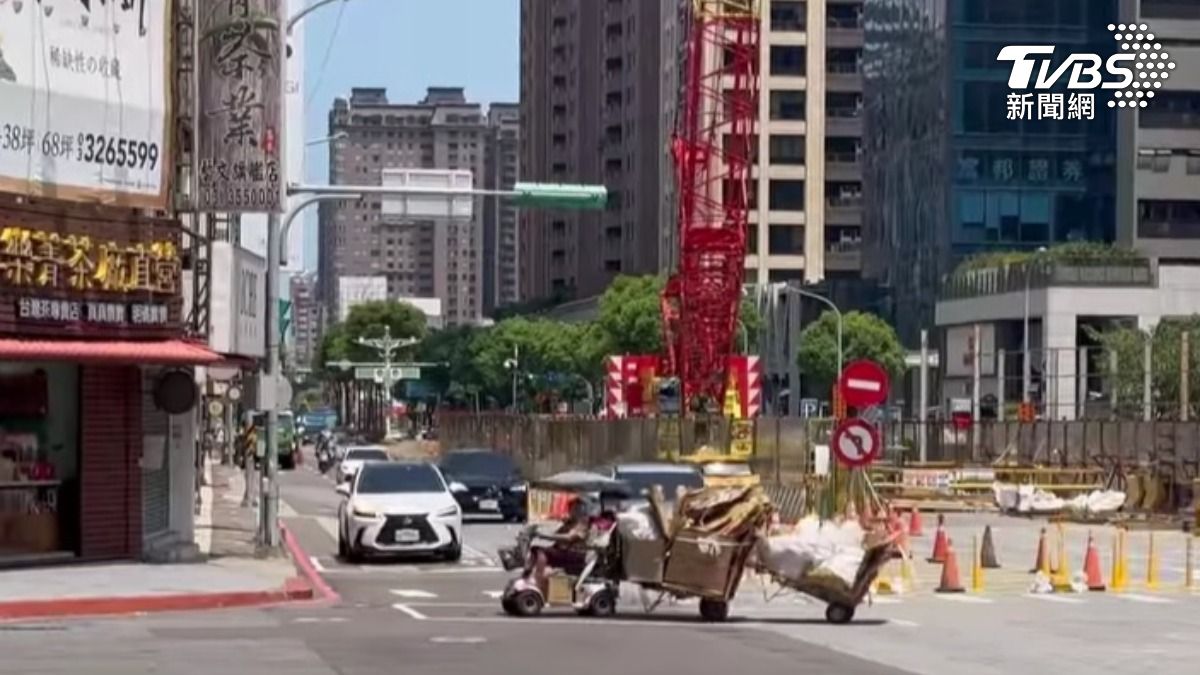 說好不違規!桃園「貪食蛇阿嬤」又鬼切左轉 網驚嘆:移動神主牌