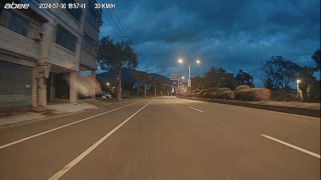 簡男看行車紀錄器,發現鈔票沿路飛。(圖/TVBS)