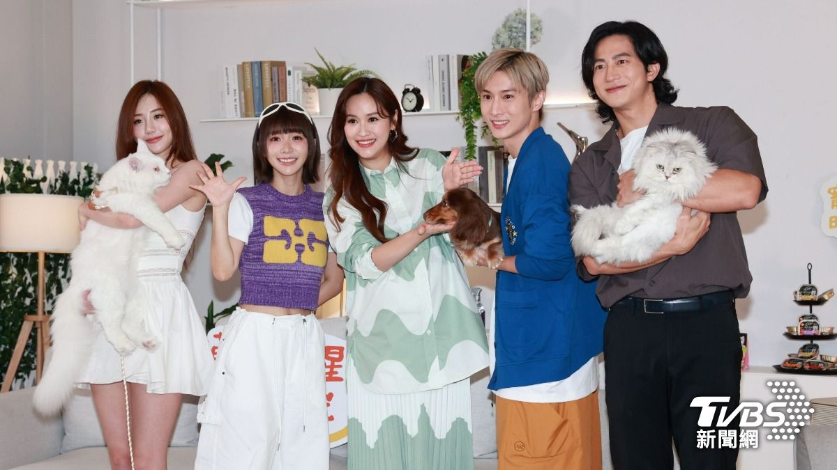 來賓凱玲(左起)與主持人溫妮、吳姍儒、阿本及來賓博雄錄製TVBS《萌寵明星粗乃玩》。(圖/趙世平攝)