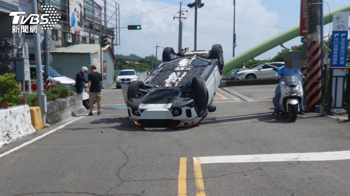 有片/直直開卻出事!台中18歲男暴衝護欄 人車倒頭栽